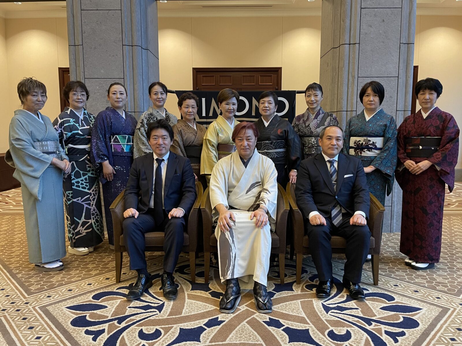 斉藤上太郎氏と長沼静きもの学院の参加メンバーで記念撮影