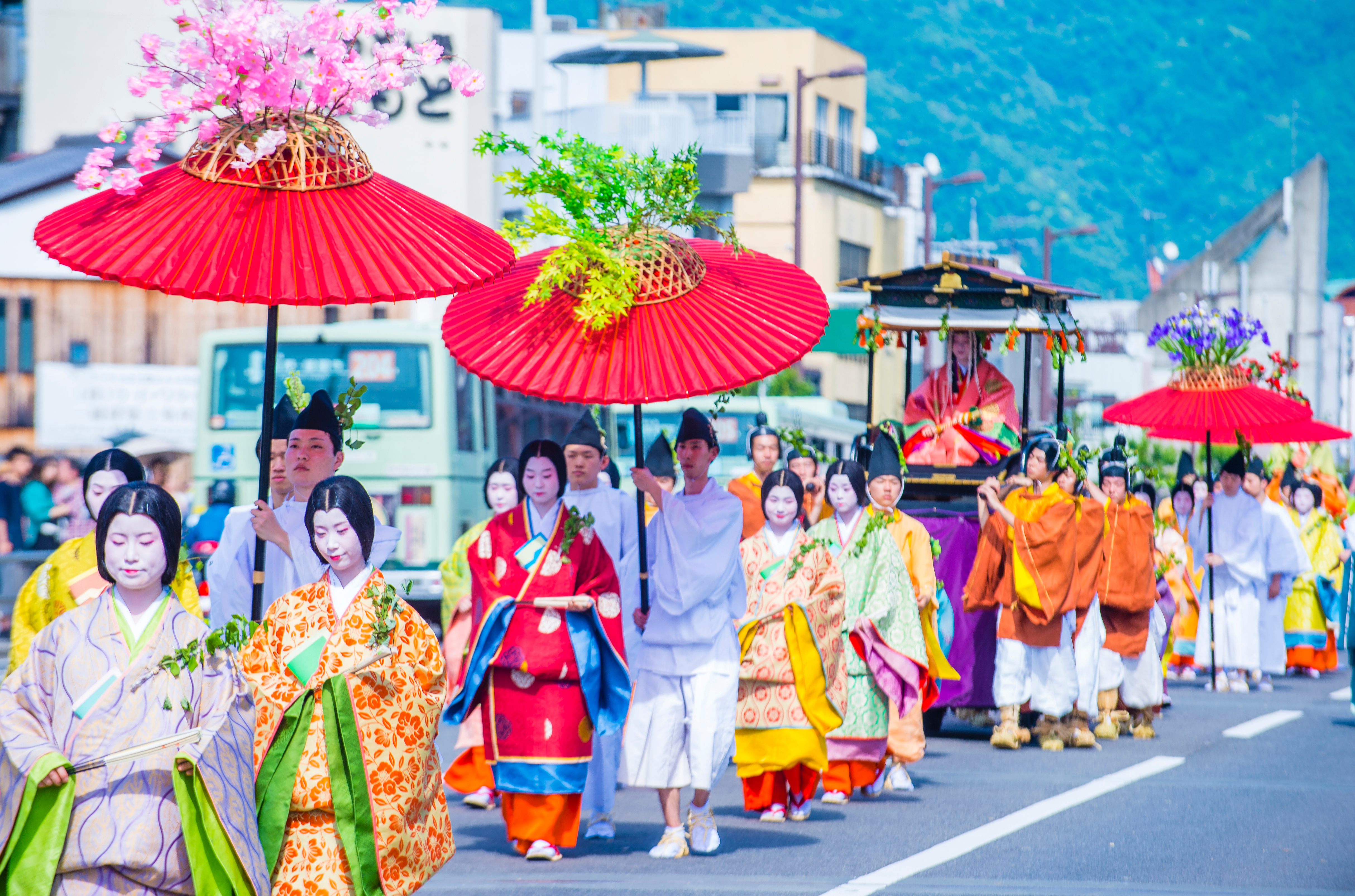 京都三大祭の一つ「葵祭」とは？歴史・見どころ・平安装束を解説